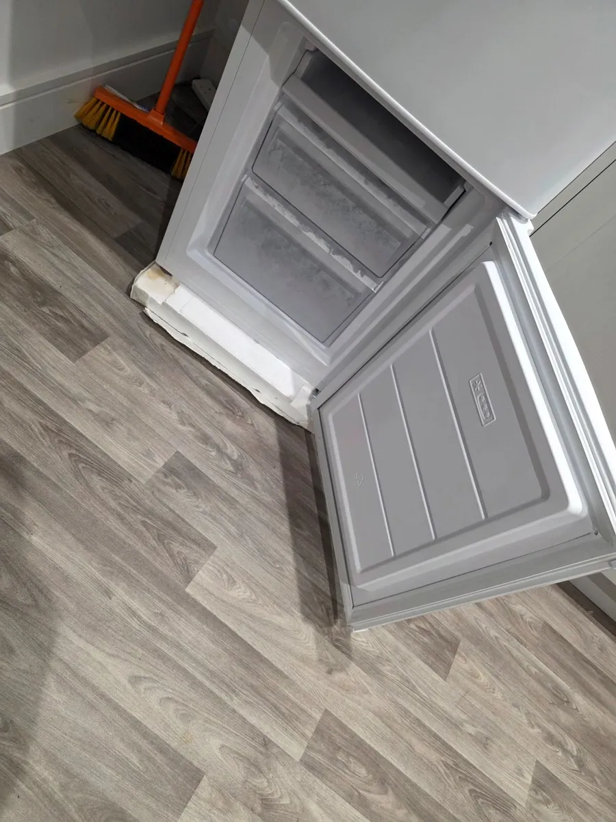LOGIK Fridge Freezer - Image 3