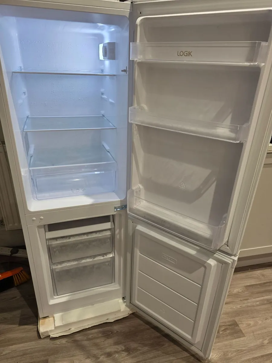 LOGIK Fridge Freezer - Image 4