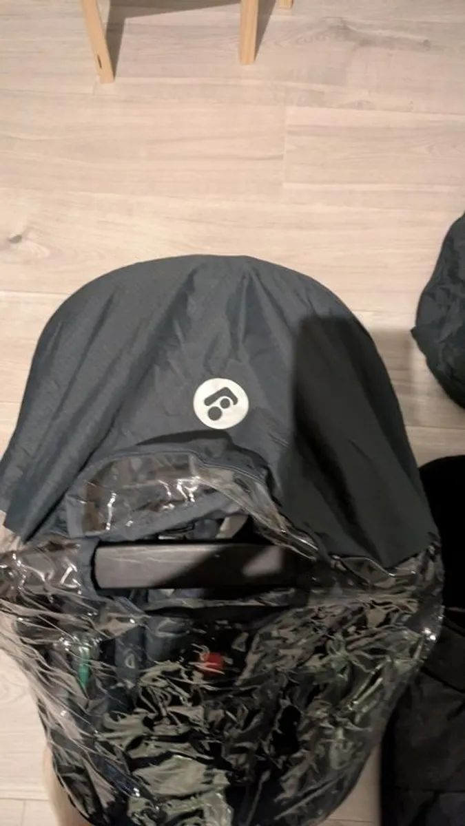 Maxi cosi pebble 360 car seat plus base (isofix)& accessories x2...twin setup - Image 3