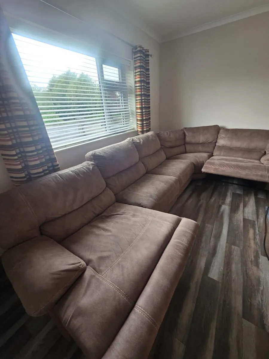 Baxter 5 Seater Corner Couch - Image 1