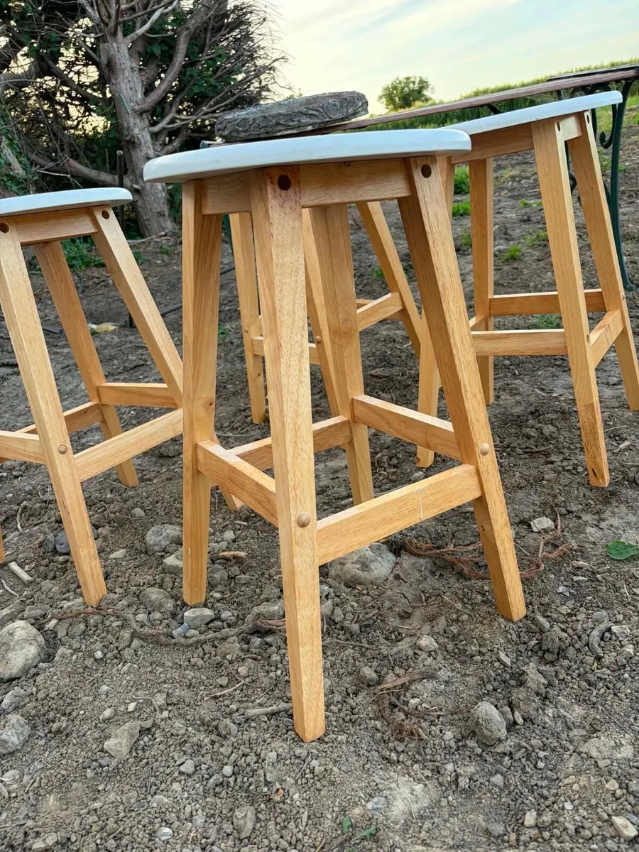 4 bar stools - Image 2
