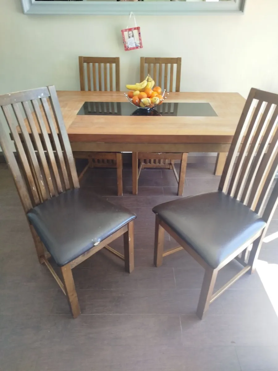 Kitchen table and chairs - Image 1