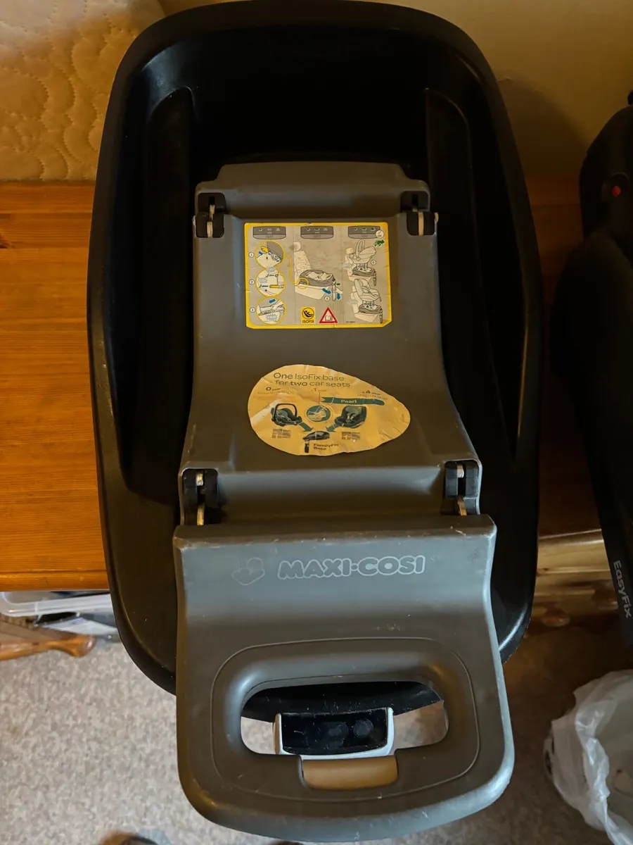 Isofix base with free car seat - Image 1