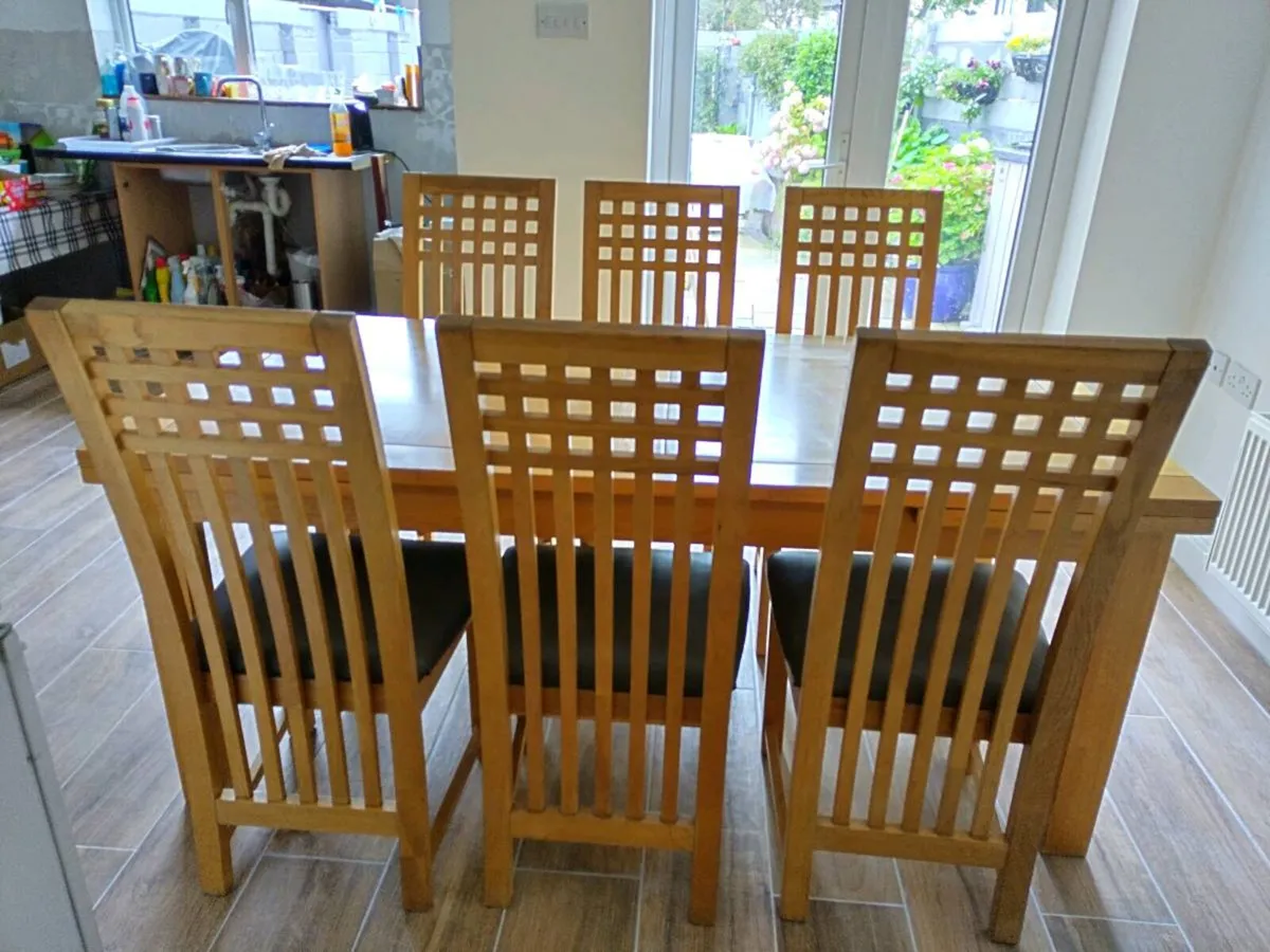 Table and chairs - Image 1