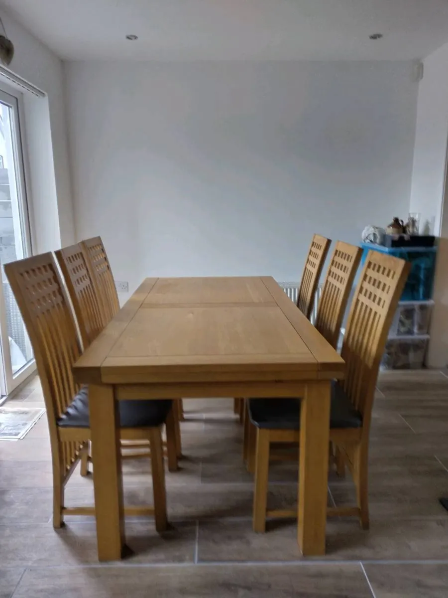 Table and chairs - Image 3