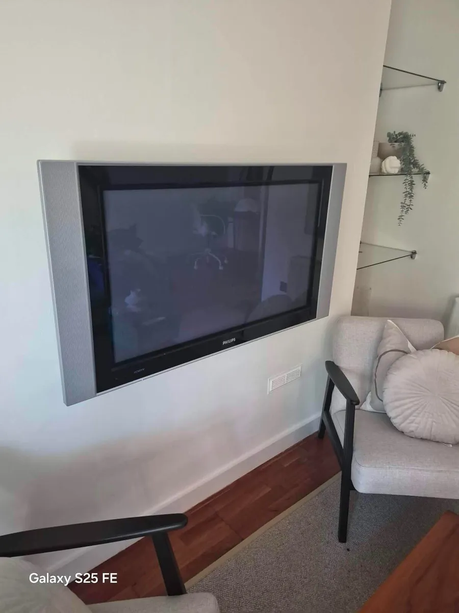 Philips tv with brackets 55 inch - Image 1