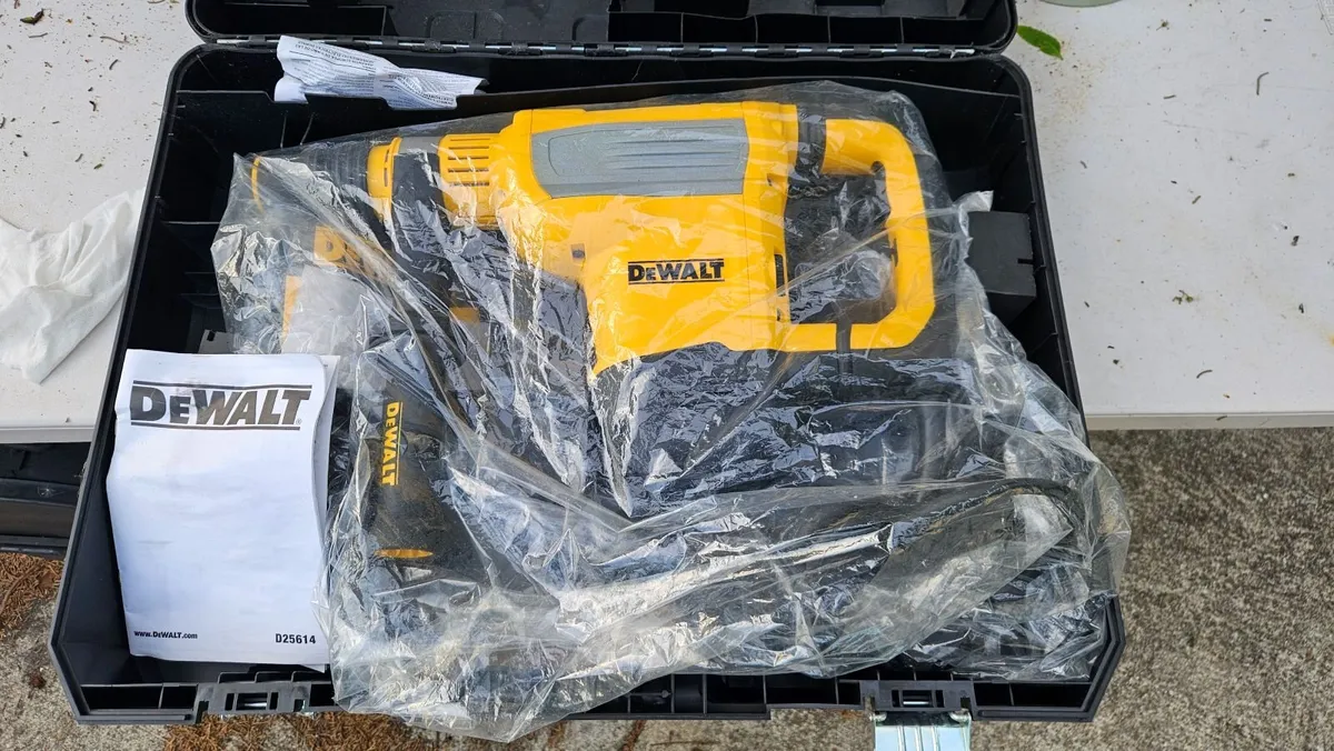 DEWALT SDS 45mm SDS-Max Hammer Drill - Image 1