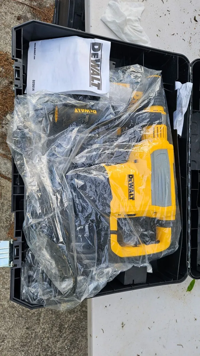 DEWALT SDS 45mm SDS-Max Hammer Drill - Image 3