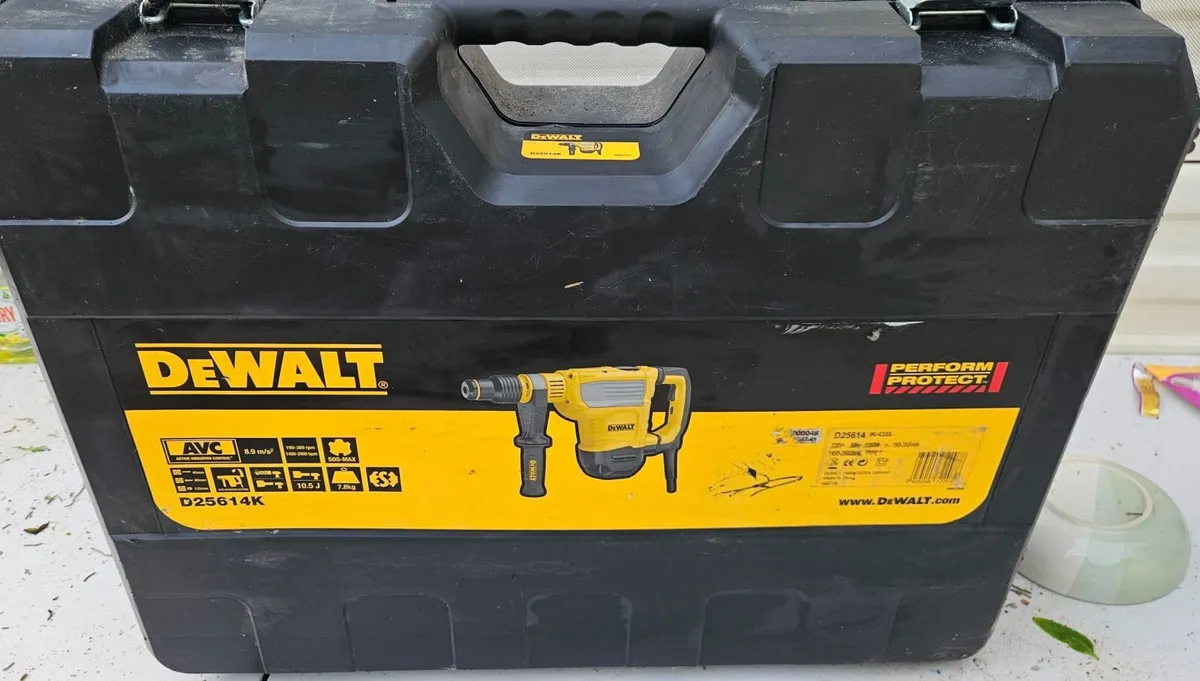 DEWALT SDS 45mm SDS-Max Hammer Drill - Image 2