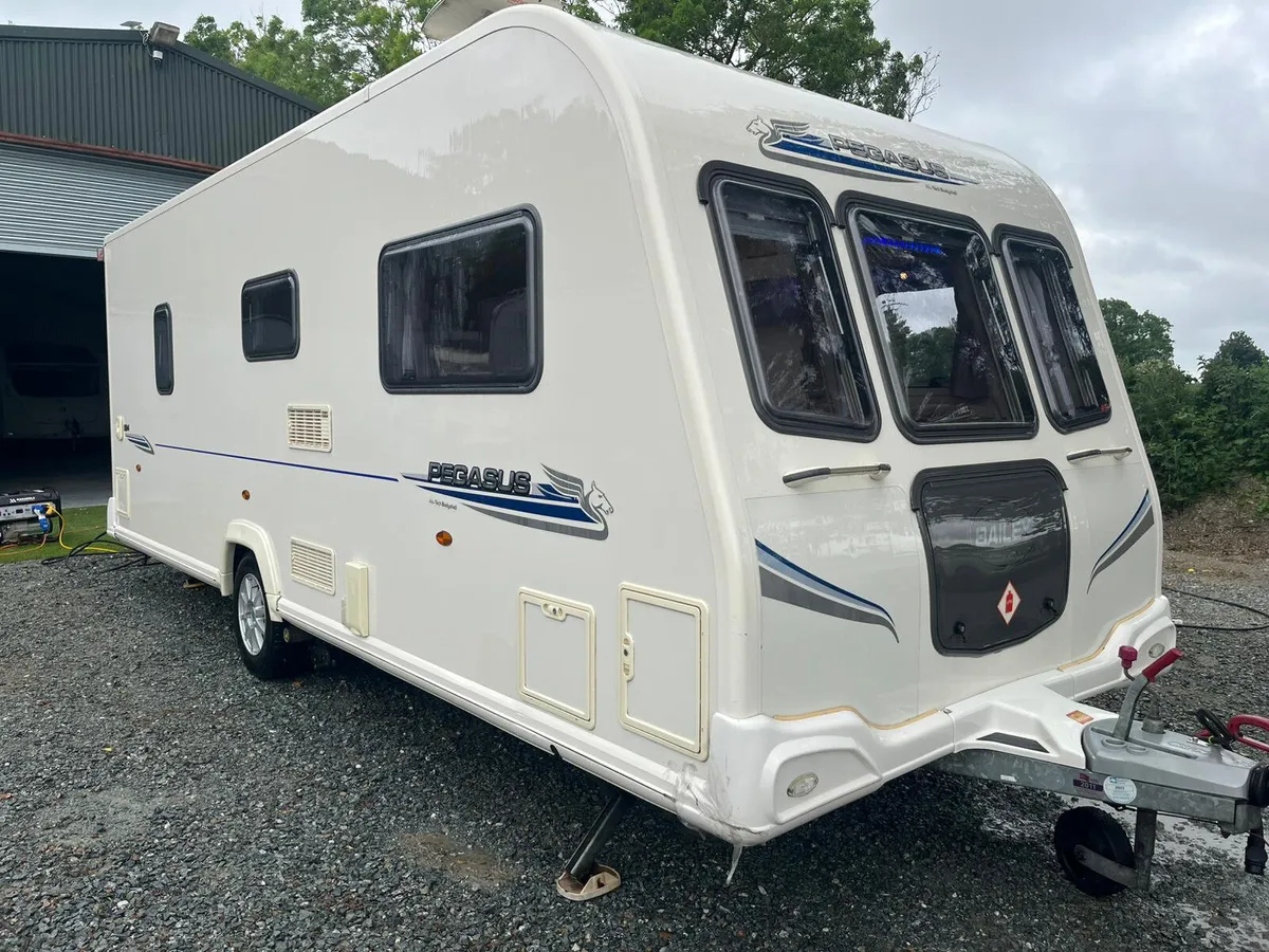 Bailey pegasus fixed bed excellent condition - Image 2