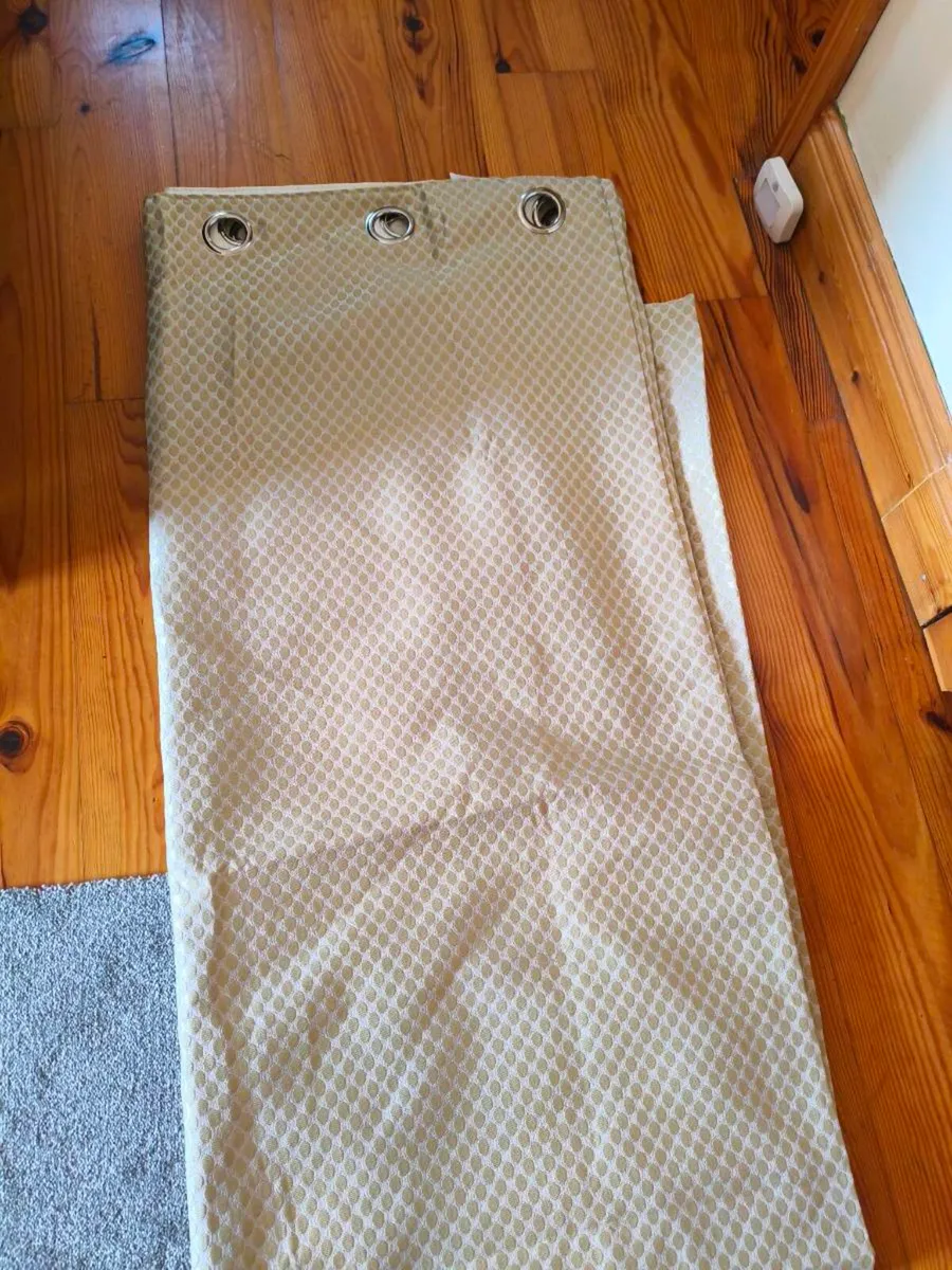 Beautiful 90/90 NEW NEW , curtains not used - Image 3