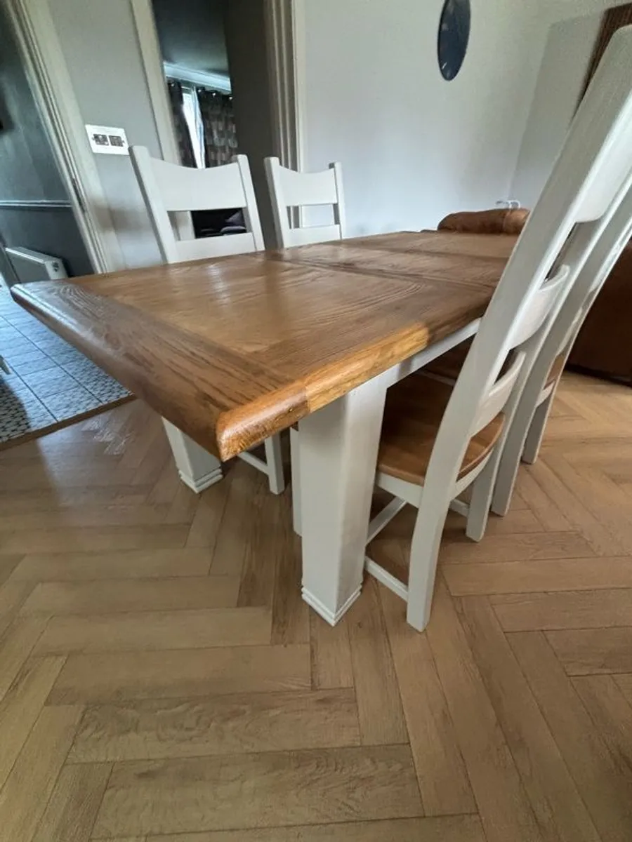 Extendable Oak dining table & 4 chairs - Image 3
