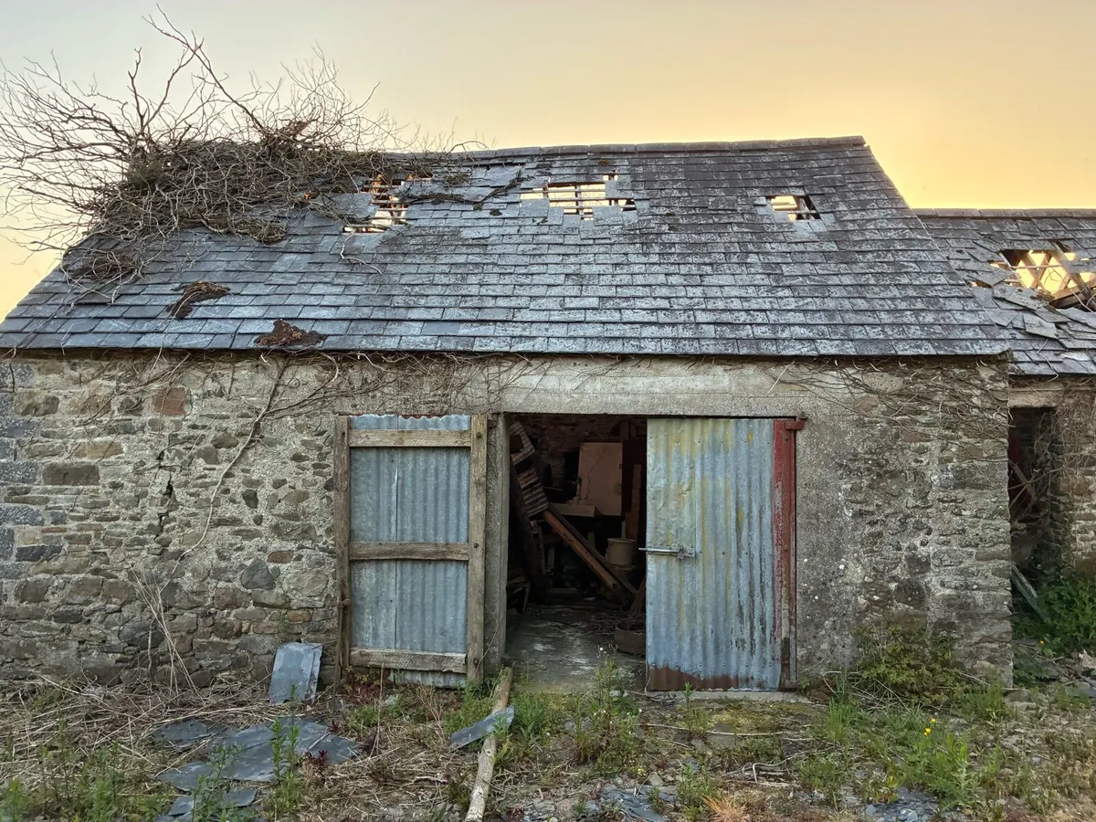 Old farm building field stone - Image 3