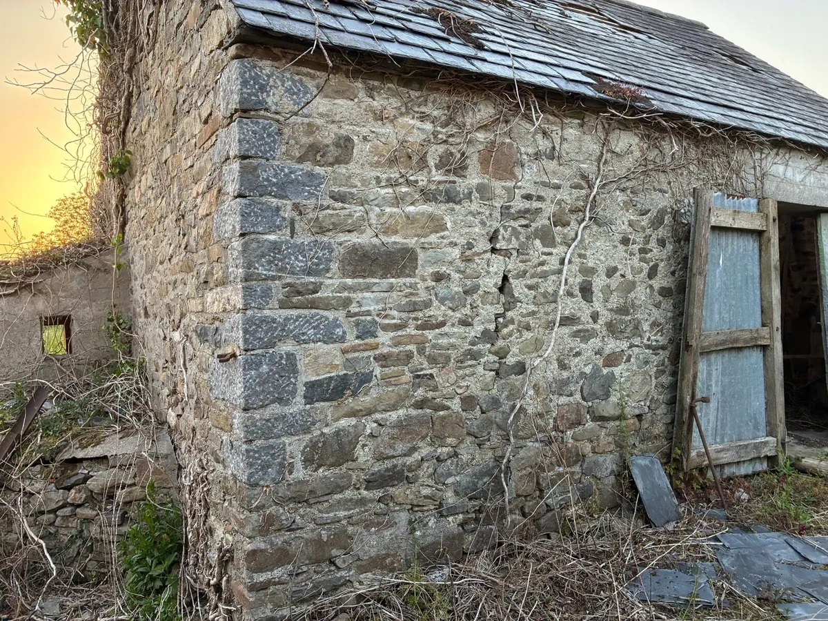 Old farm building field stone - Image 4