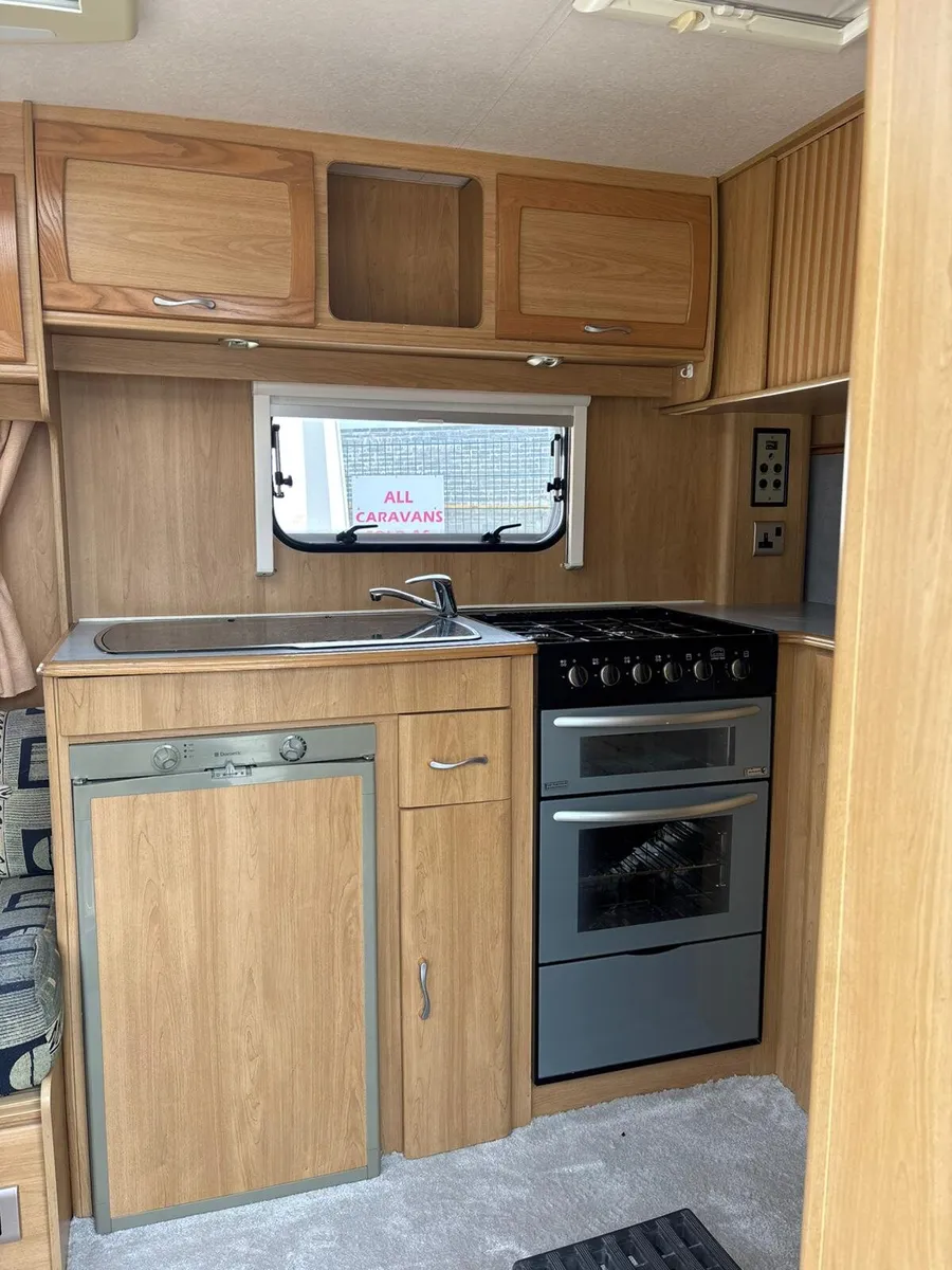 Lunar quasar fixed bed caravan - Image 4