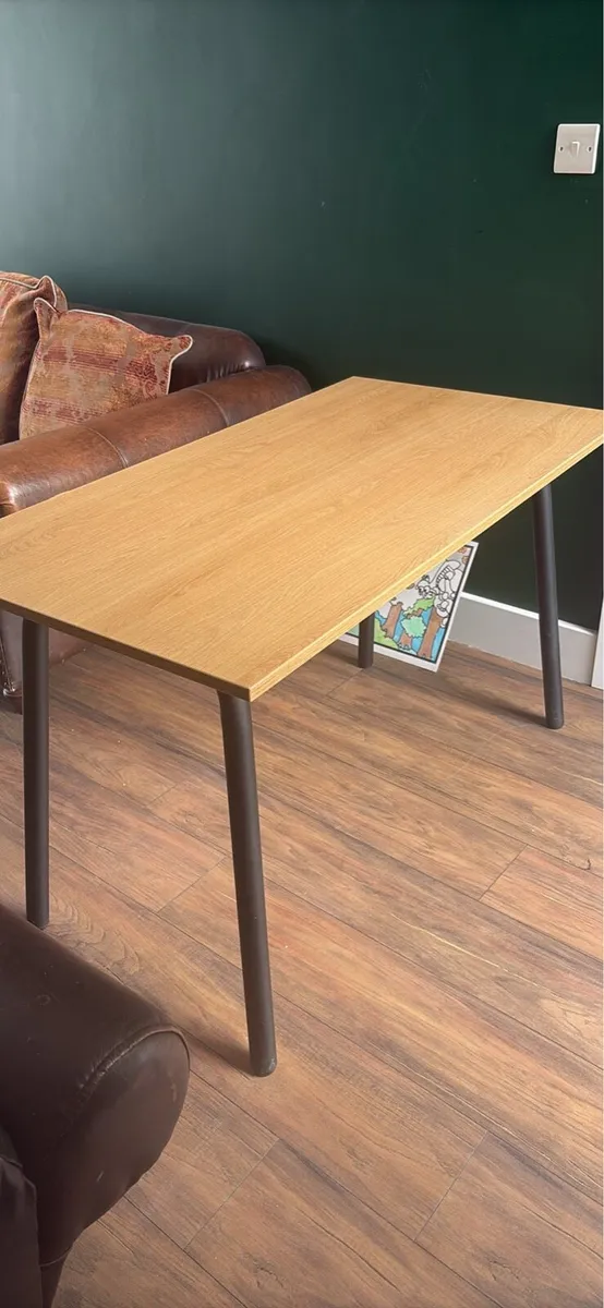 Desk / table