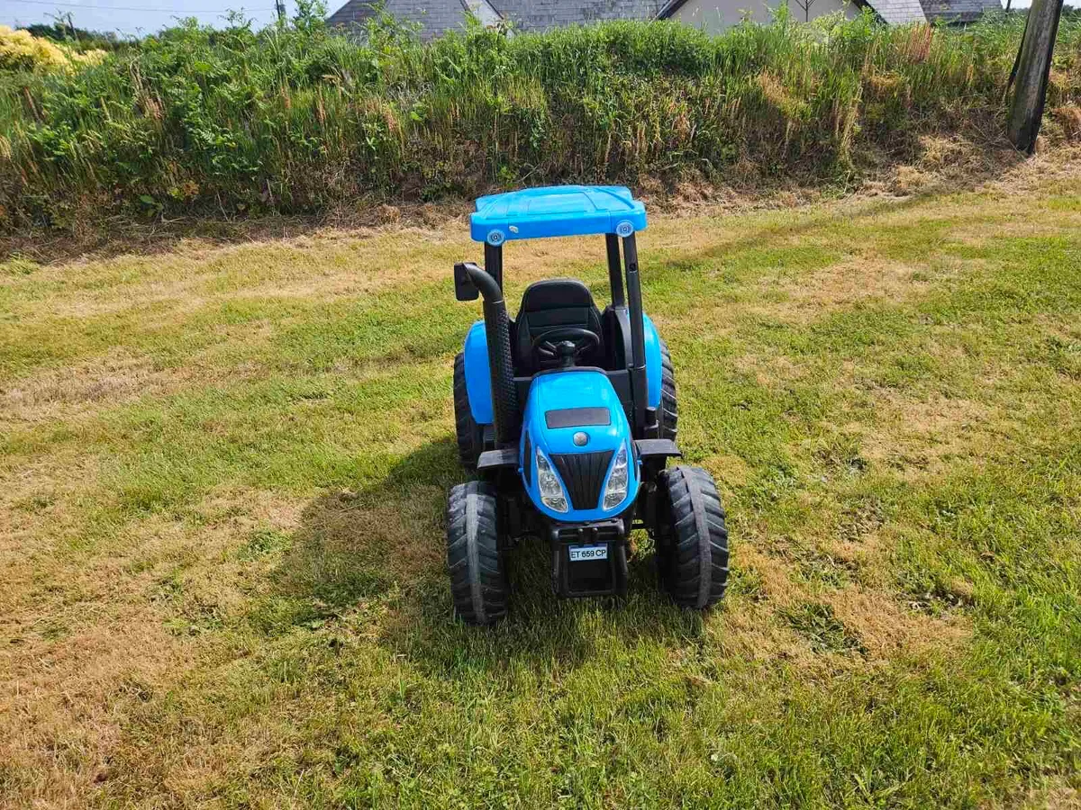 Kids electric ride on tractor and car Range Rover - Image 2