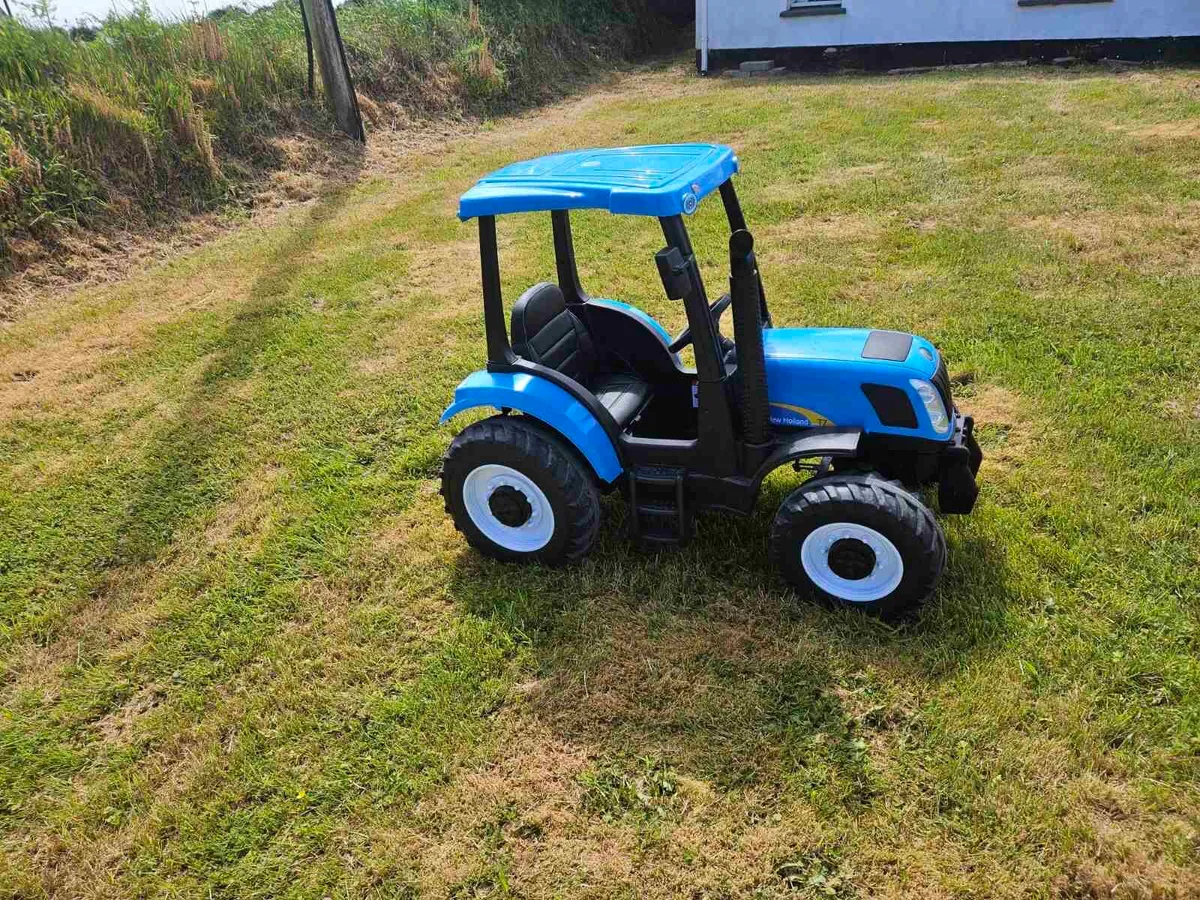 Kids electric ride on tractor and car Range Rover - Image 3