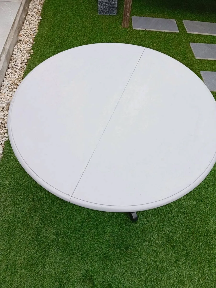 Round table - Image 1