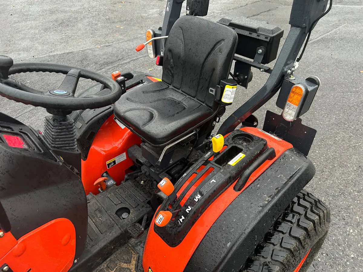 Avenger 26 HST Compact Tractor - Image 4