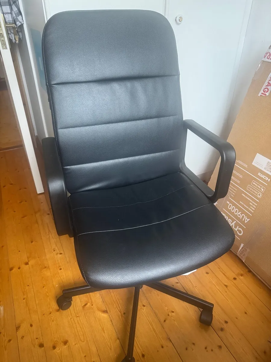 Black Office Chair – Comfortable Swivel Chair - Image 2
