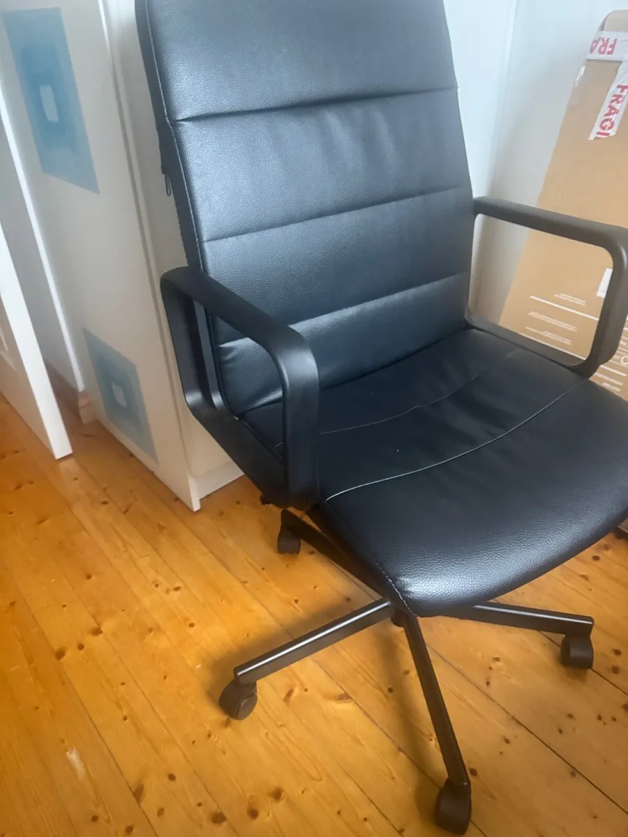 Black Office Chair – Comfortable Swivel Chair - Image 1