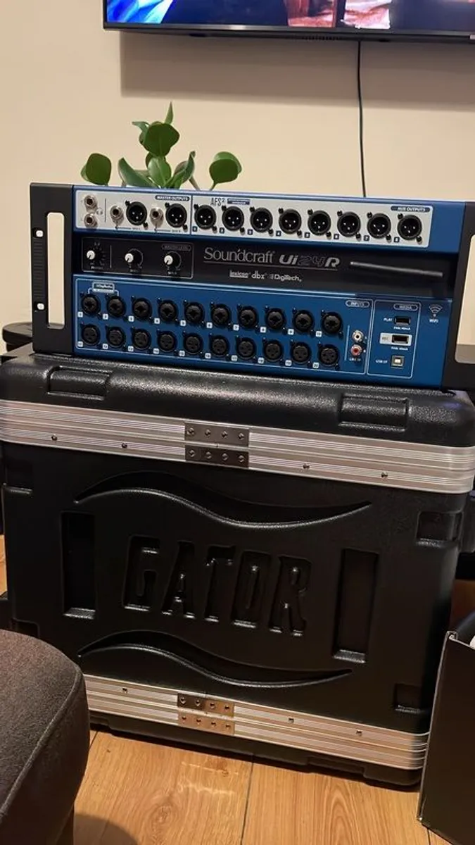 Soundcraft Ui24R Digital Rack Mixer - Image 1