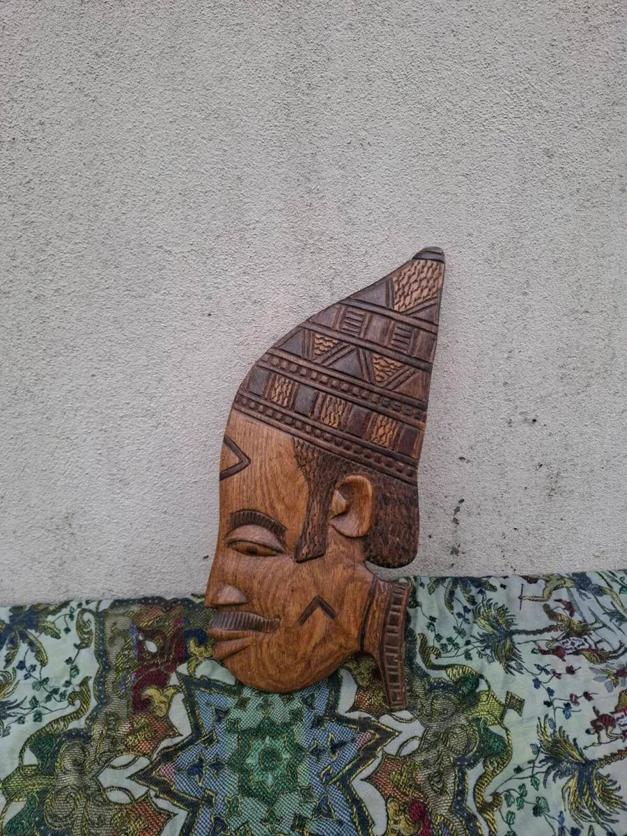 Large wood sculpted figure possible to post - Image 1