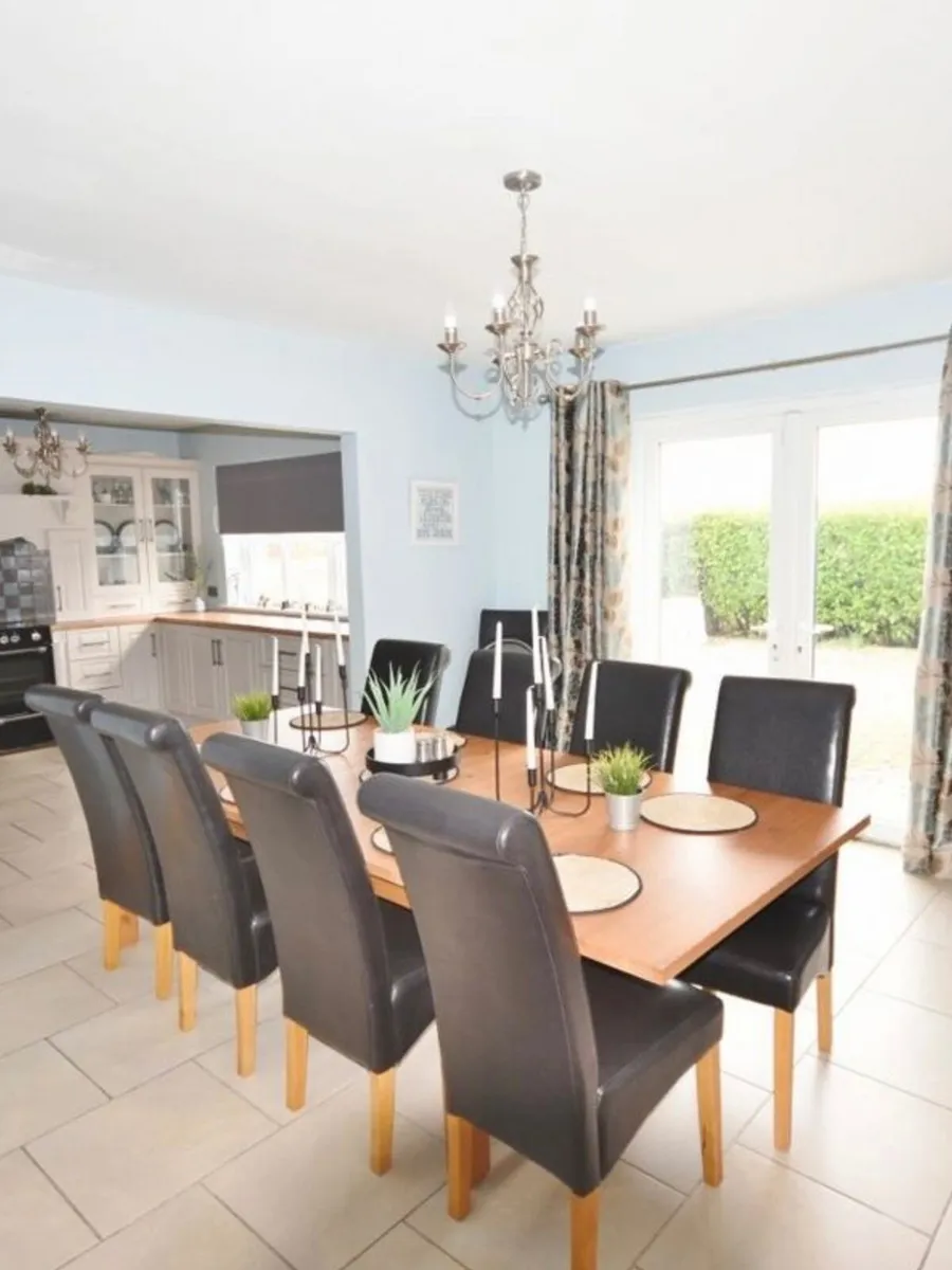 Dining table and 8 Chairs - Image 1