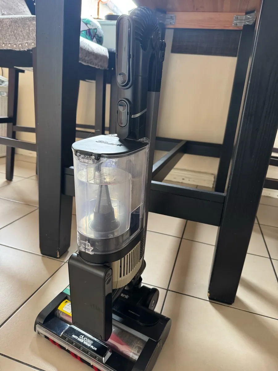 Shark stratos vacuum - Image 1