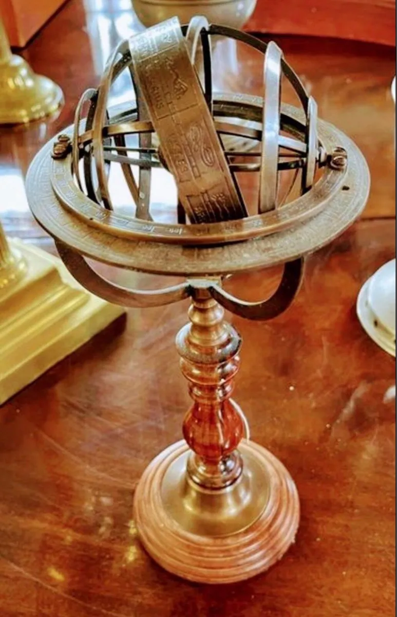 Vintage brass sphere - Image 1