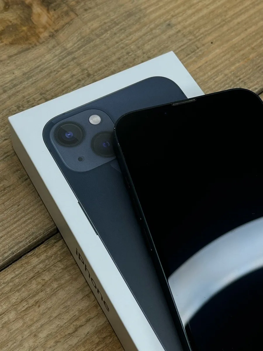 iPhone 13 256 GB in Midnight - Image 1