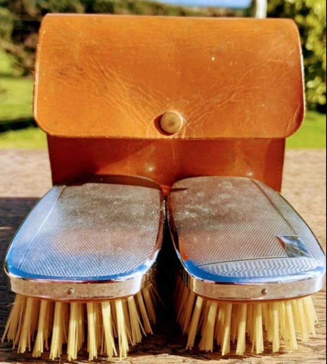 Vintage grooming kit - hide case - Image 1