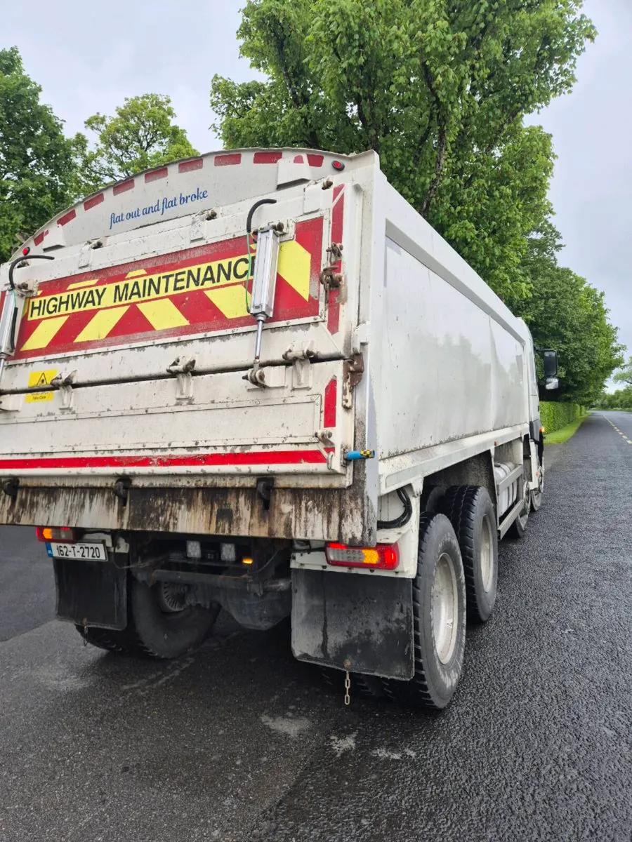 Volvo tipper - Image 4