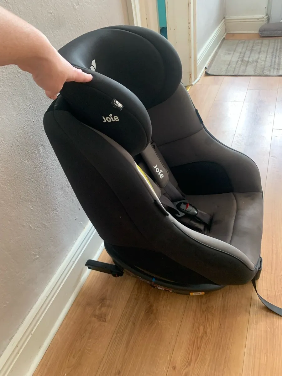 Joie swivel car seat - Image 2