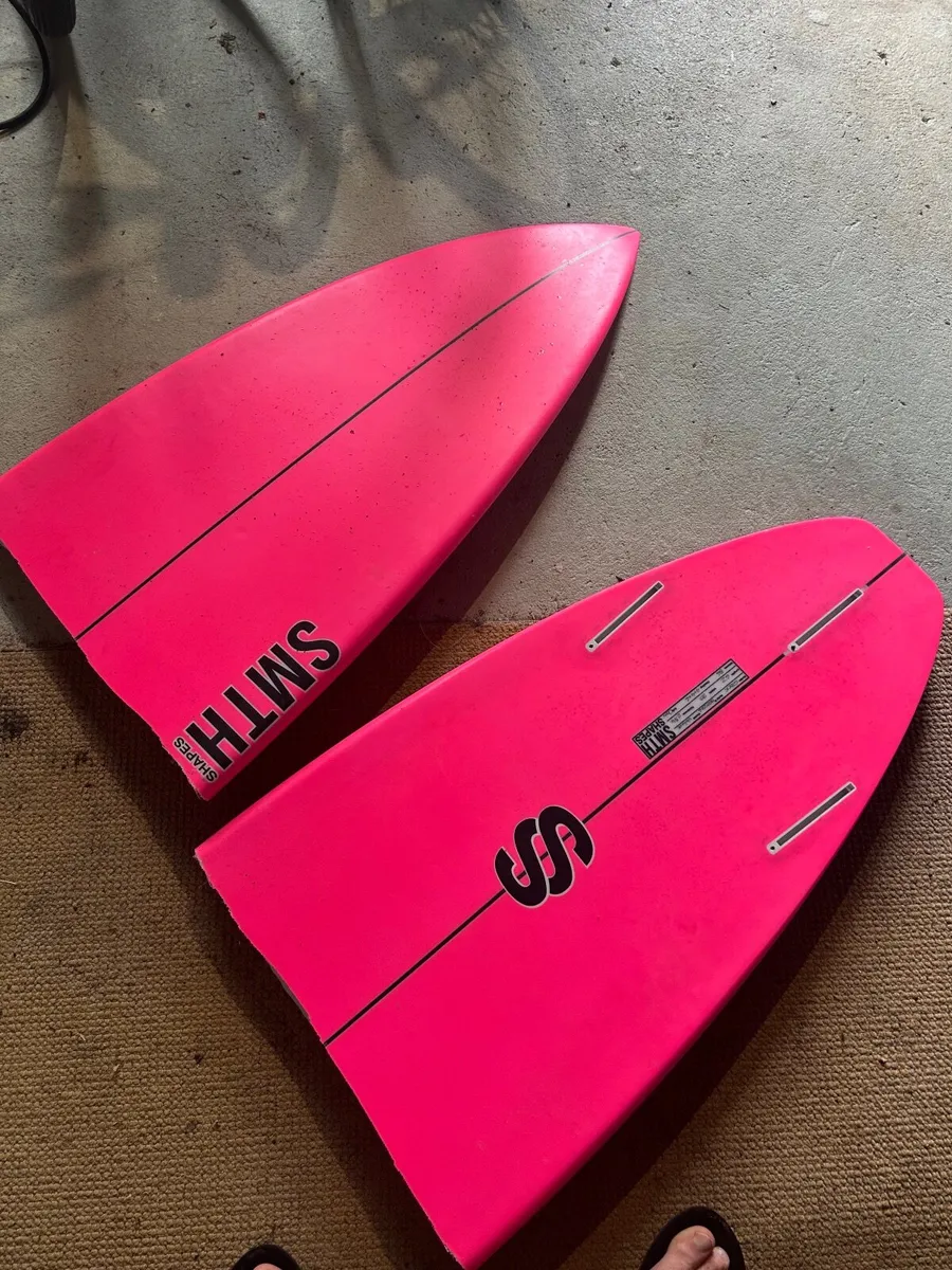 Snapped surfboard - Image 1
