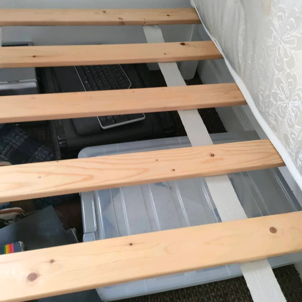 Single white bed - Image 2
