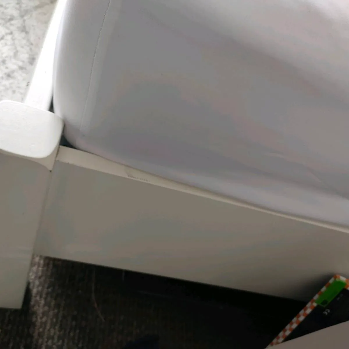 Single white bed - Image 3