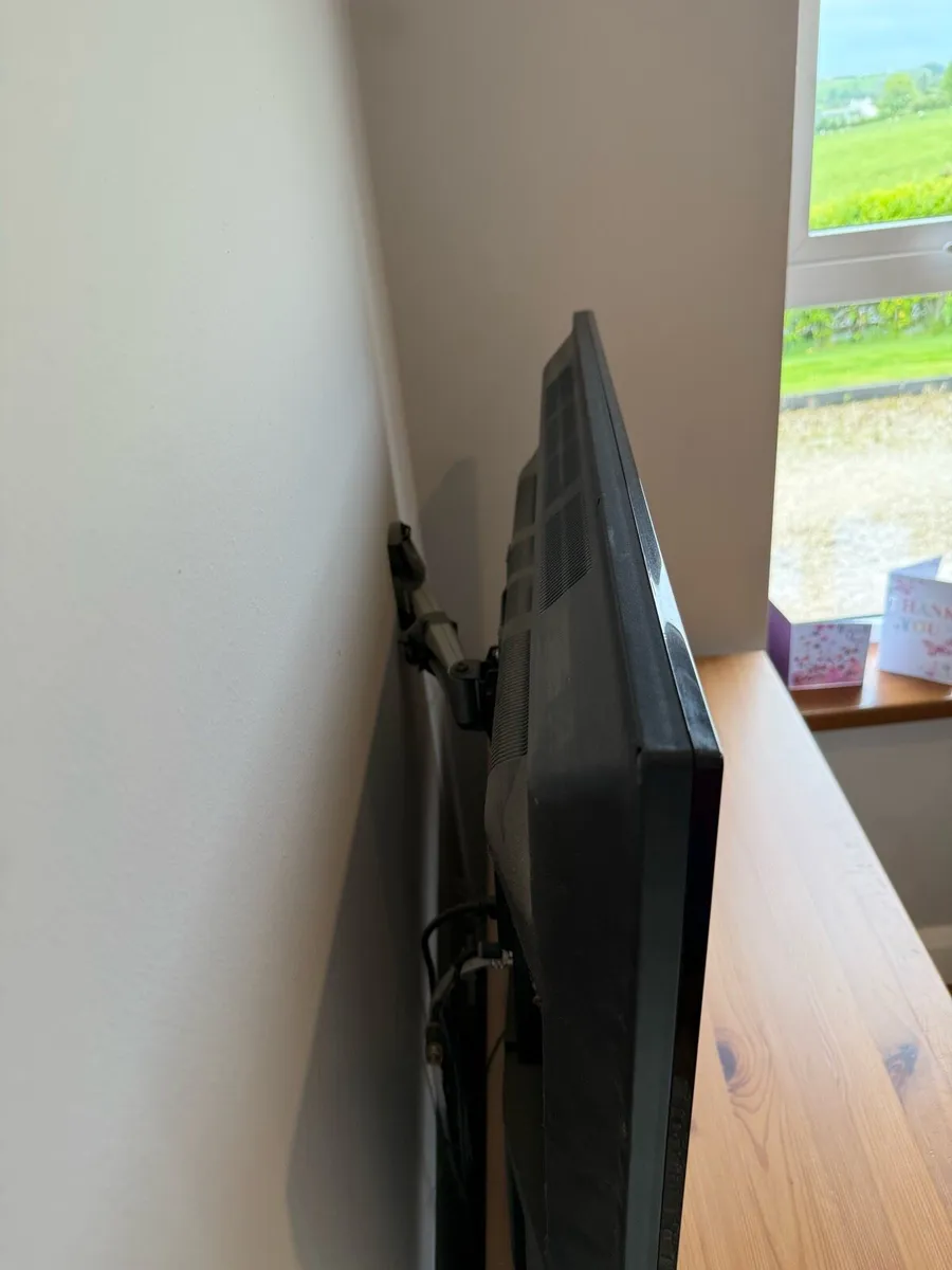 Walker 43 inch LED TV with wall bracket - Image 2