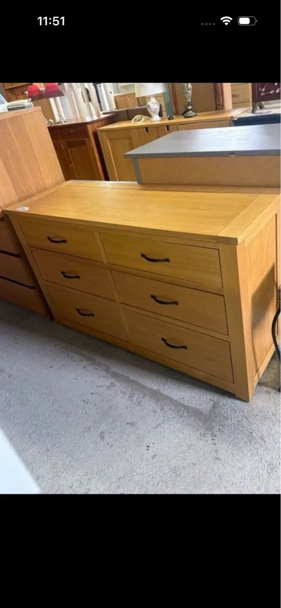 Oak chest of drawers