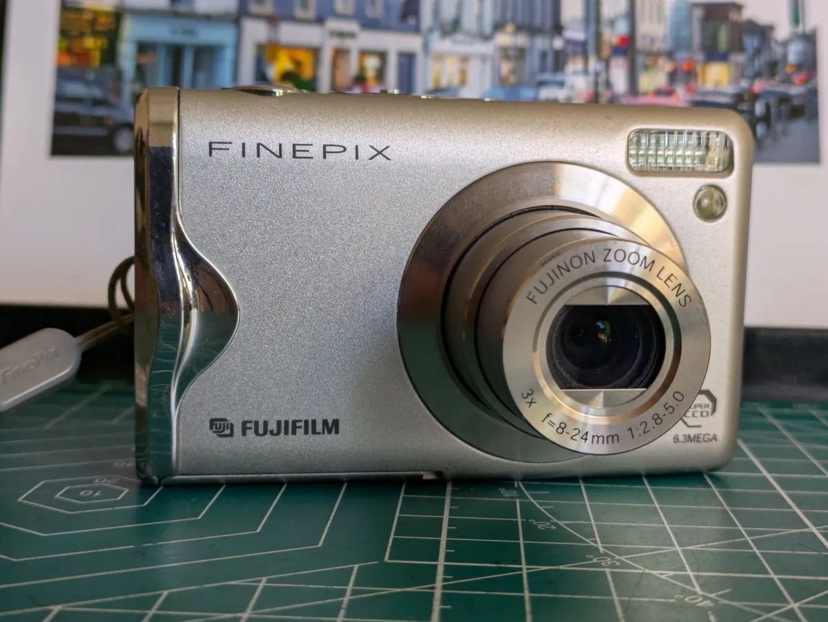 Fujifilm SuperCCD🌈 digital compact camera - Image 1