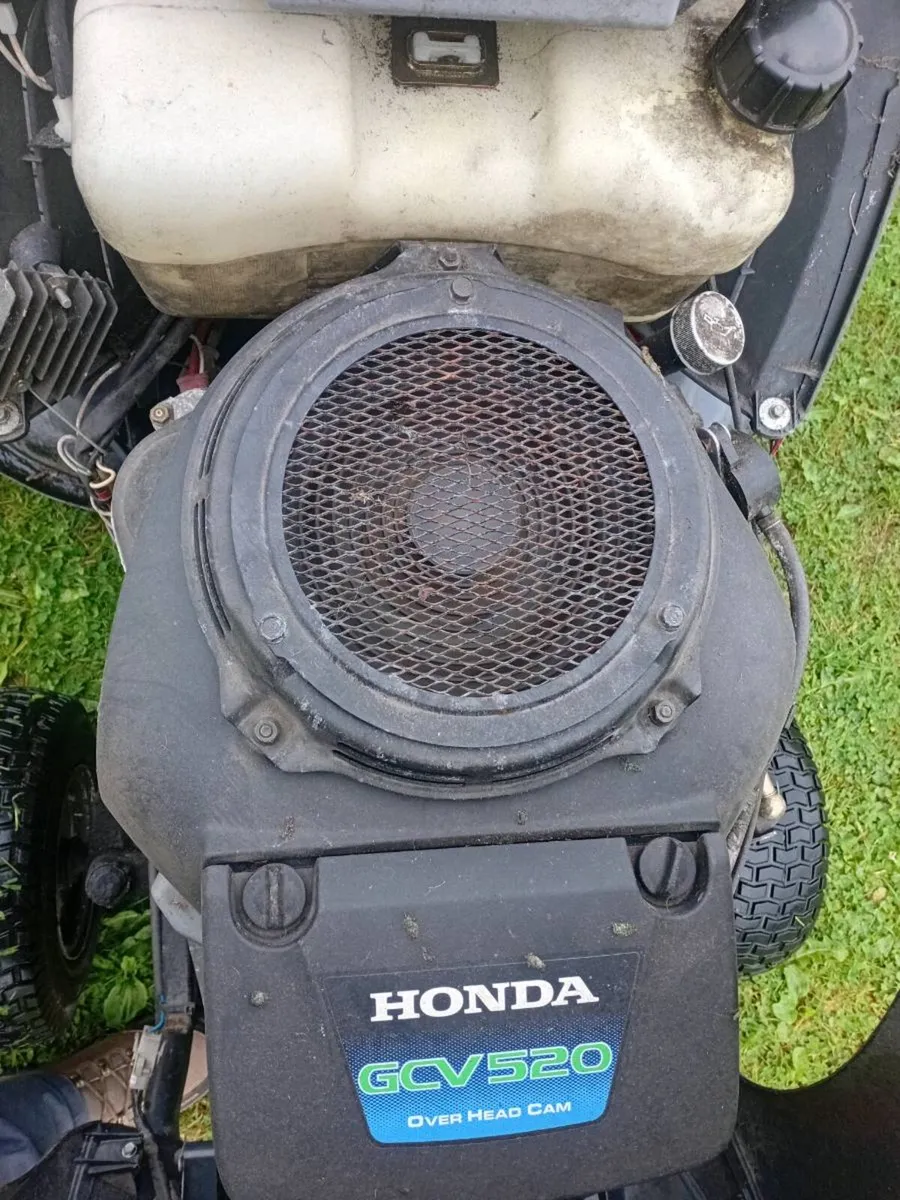 Ride on lawnmower - Image 1