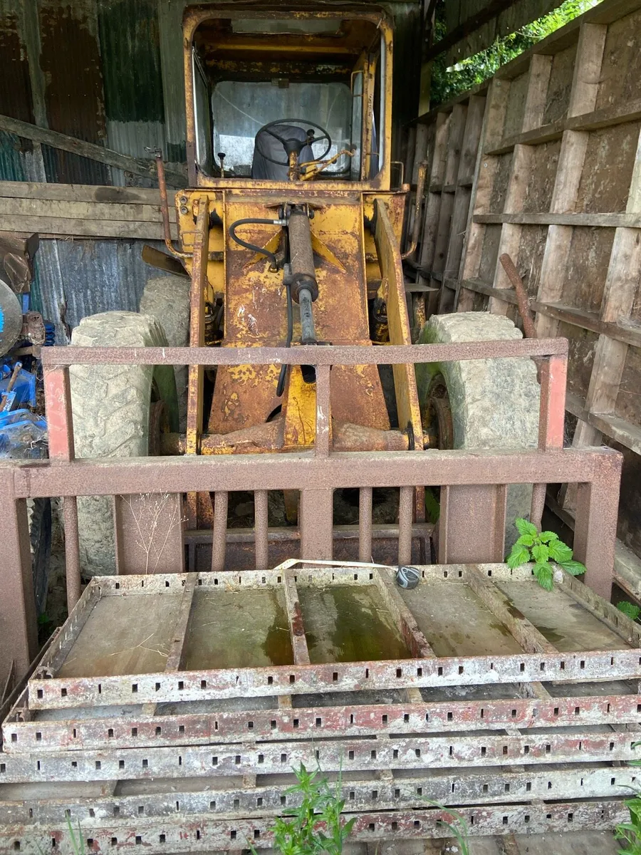 Loading shovel - Image 1