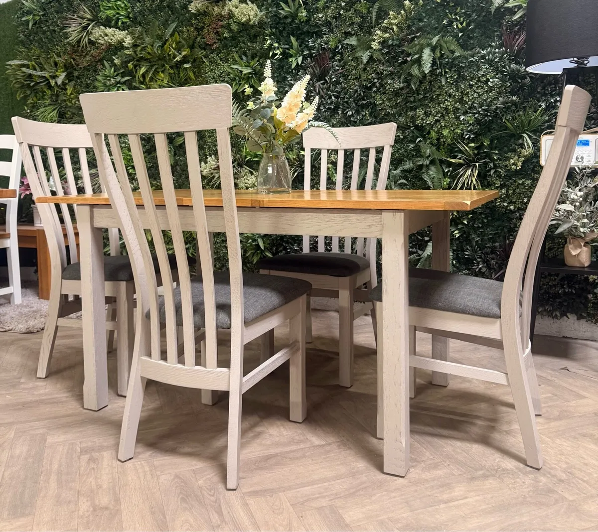 Extending oak kitchen table & 4 chairs - Image 1