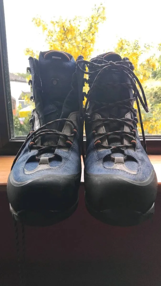 Mountaineering boots - Image 1