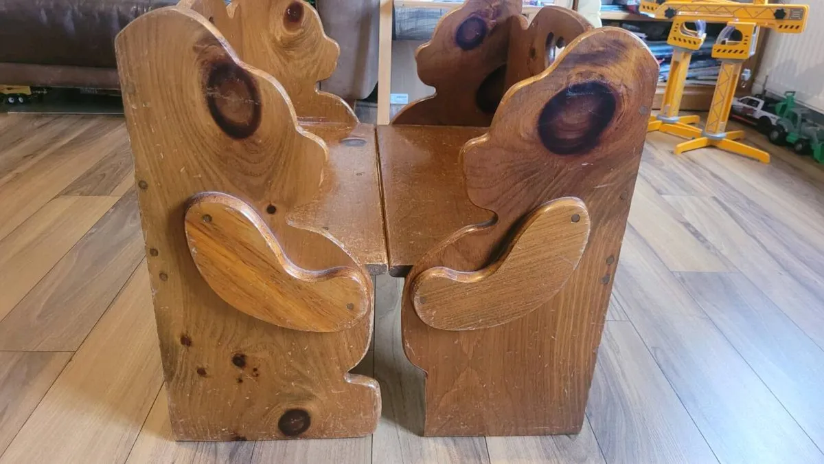 Kids table and benches - Image 3