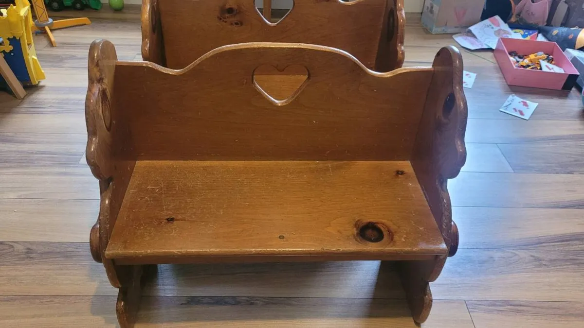 Kids table and benches - Image 4