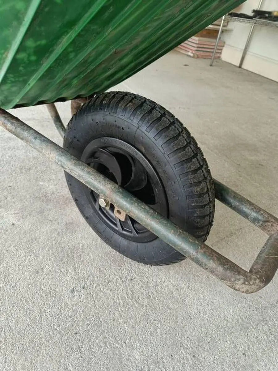 Various prices: Ash vac, wheelbarrow, metal/wooden shelving grease gun inc grease, bins - Image 2