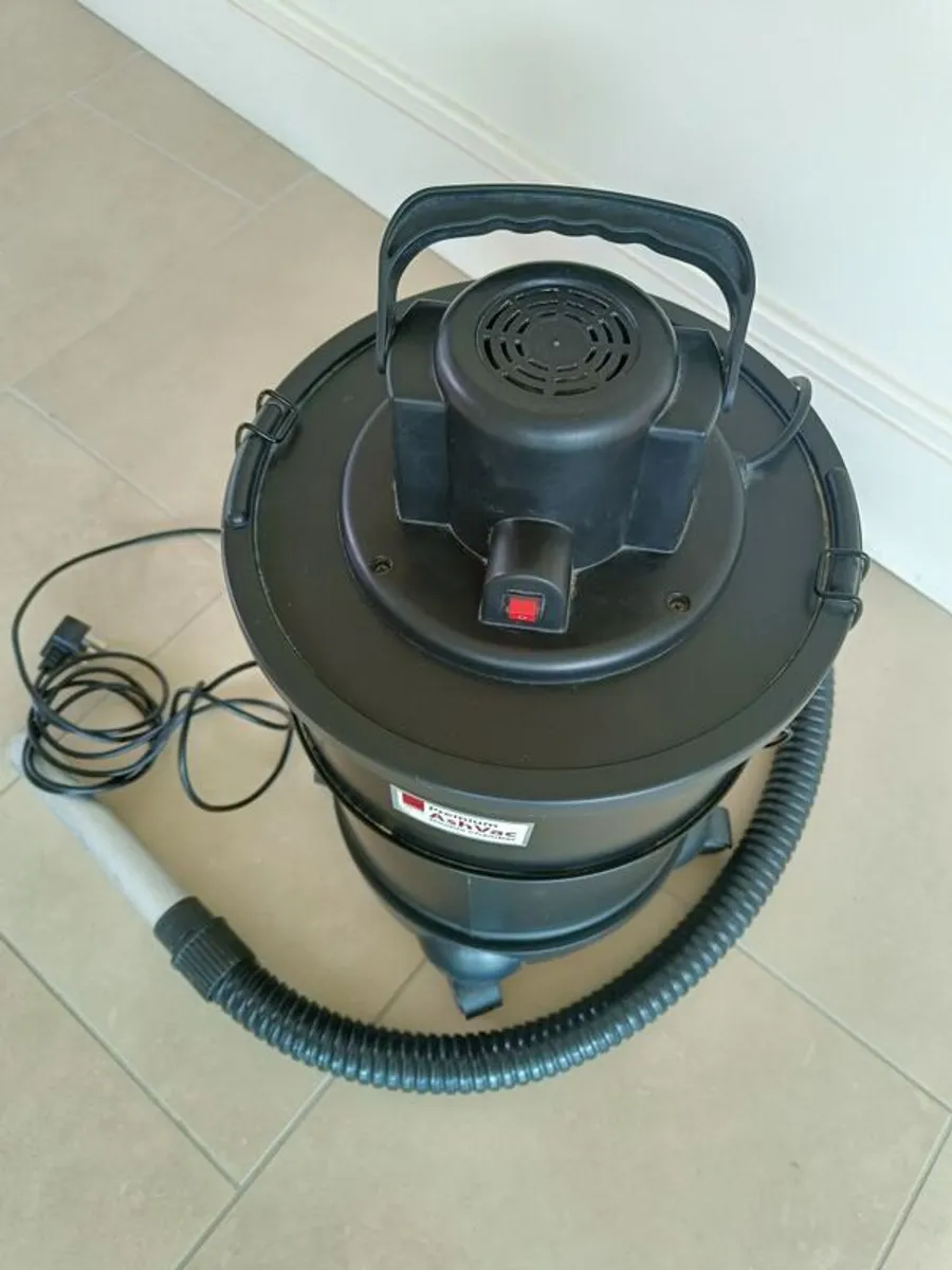 Ash vac,, wooden shelving, grease gun, bins - Image 2