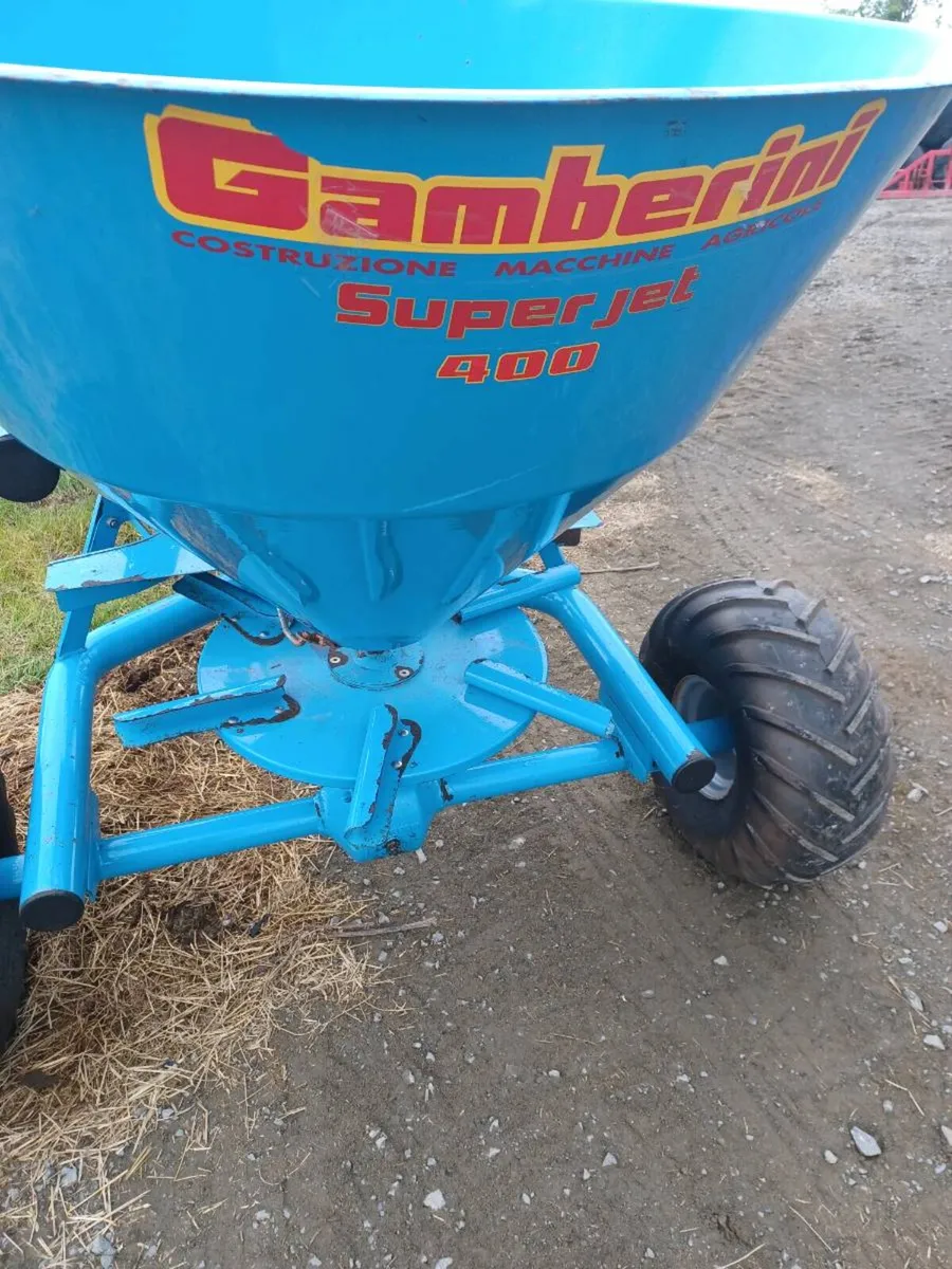 Quad fertilizer spreader - Image 1